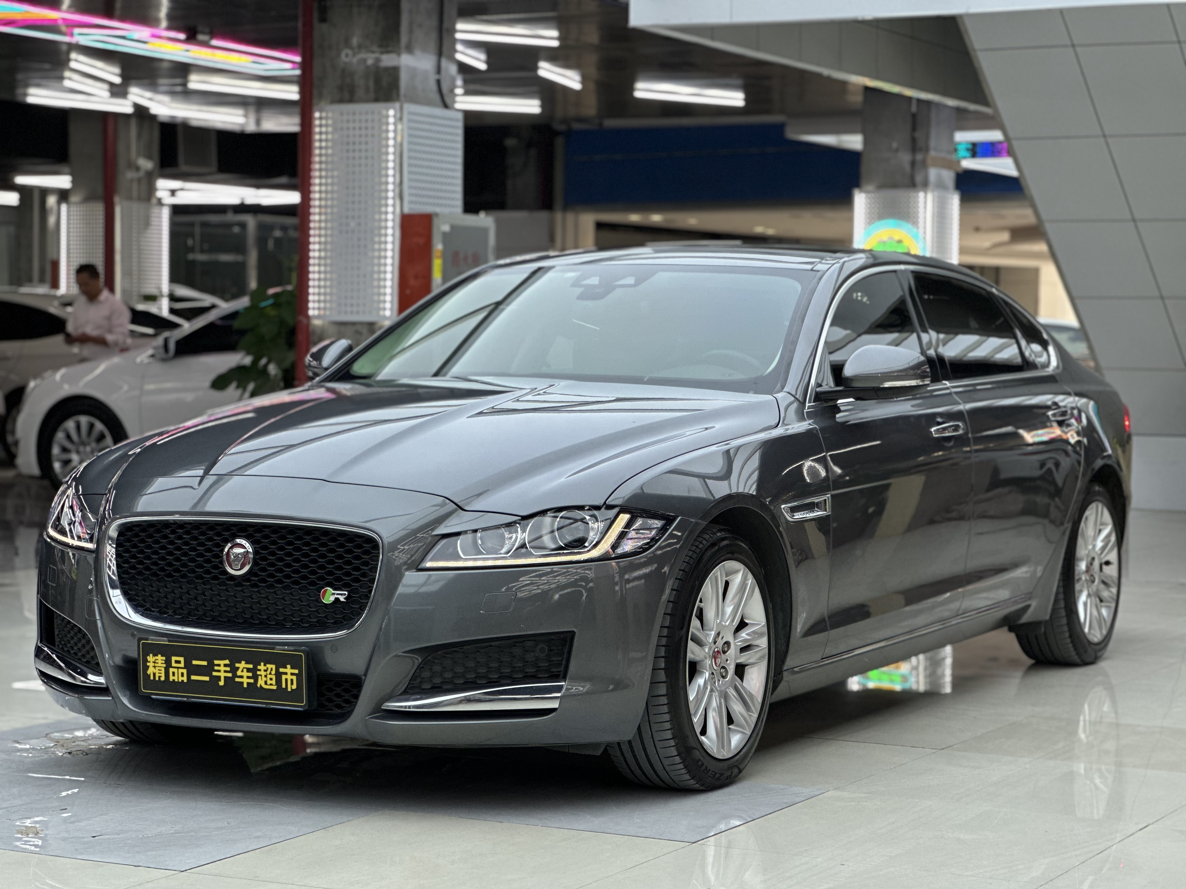 捷豹 捷豹 XF 2017款 2.0T 手自一体 240PS 奢华版